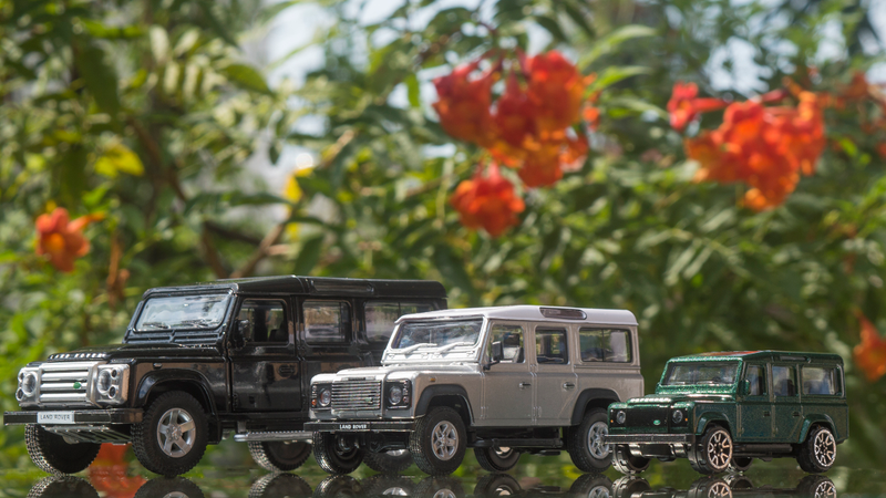 These three are (RMZ 1/36, Cararama 1/43 and Majorette 1/6x) the best of the lot. I unfortunately missed the green LR series Defender from MBX here.